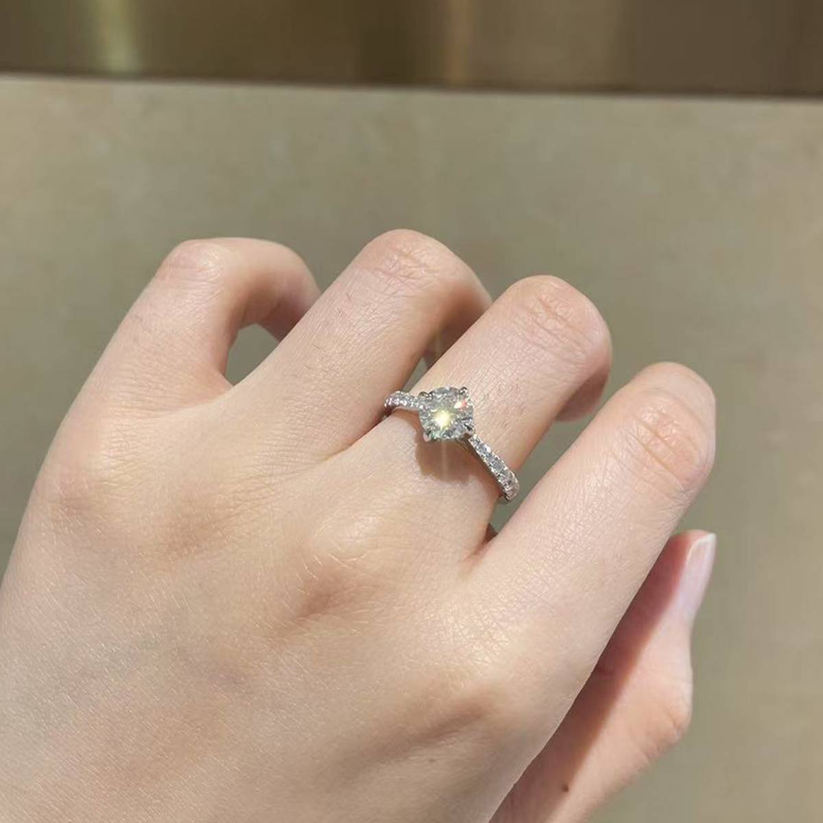 直臂微镶四爪女戒S925银镀白金定制选款主石莫桑钻1.0ct/副石高碳钻